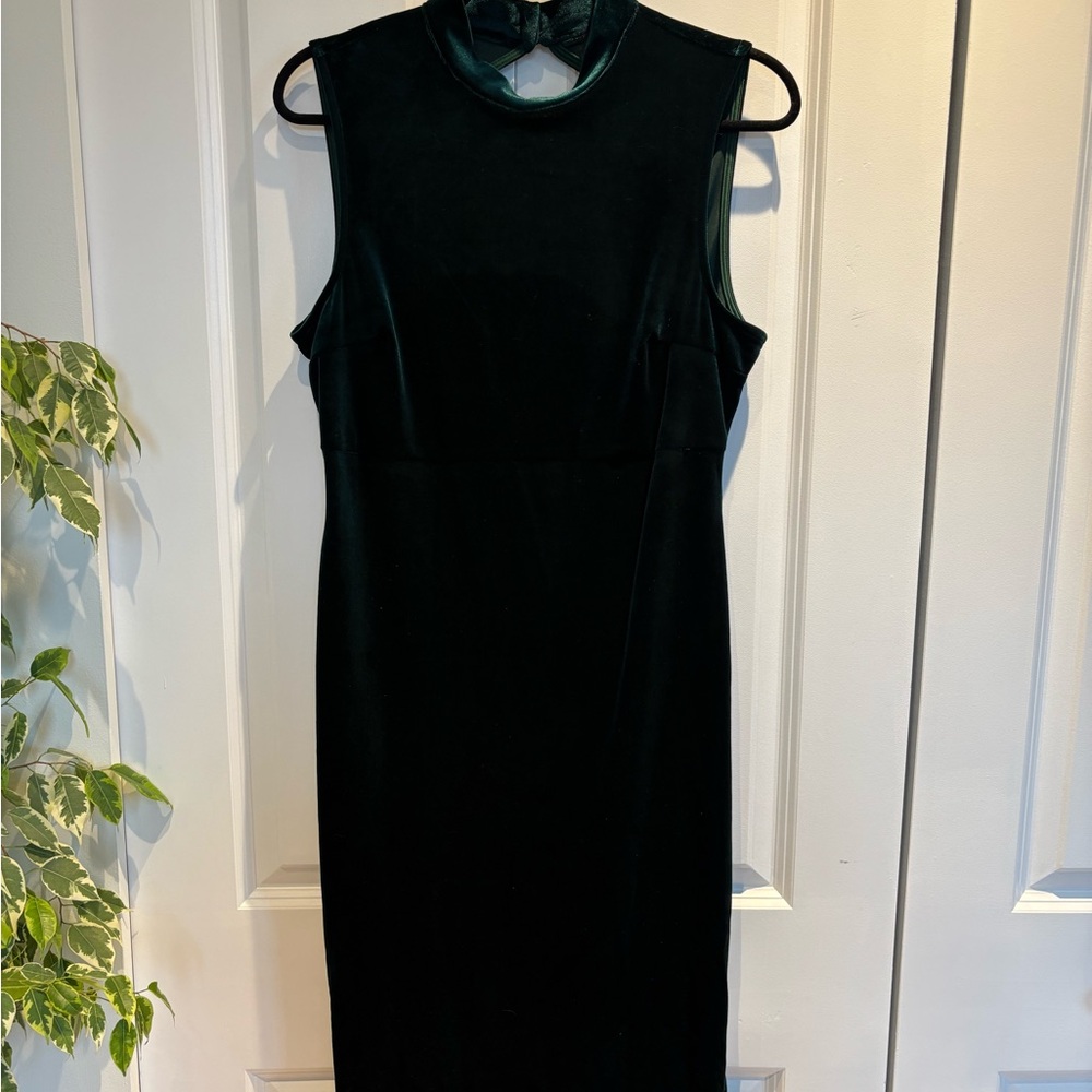 Chic Green Velvet Sleeveless Midi Dress